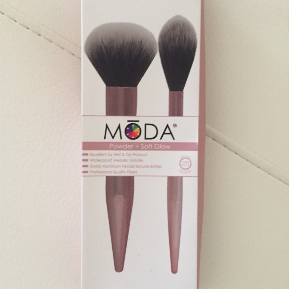 **SOLD**MODA 2-Piece Powder and Soft Glow Kit